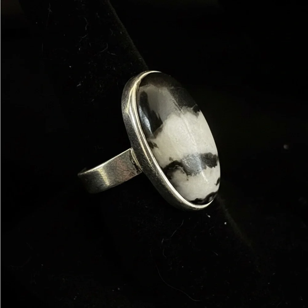 Elegant Black and‎ White zebra Jasper Oval Ring in Sterling silver